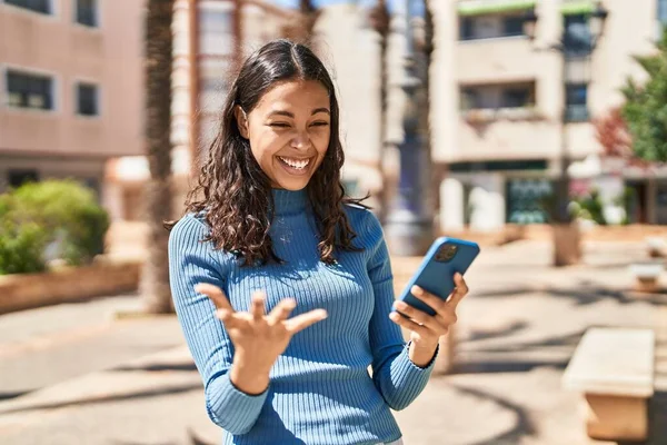 Genç Afrikalı Amerikalı Kadın Parkta Akıllı Telefon Kullanarak Gülümsüyor — Stok fotoğraf