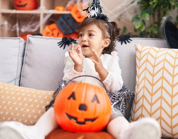 Adorável Menina Hispânica Vestindo Halloween Traje Batendo Palmas Casa — Fotografia de Stock