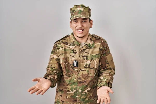 Arab Muda Mengenakan Seragam Kamuflase Tentara Tersenyum Riang Dengan Tangan — Stok Foto