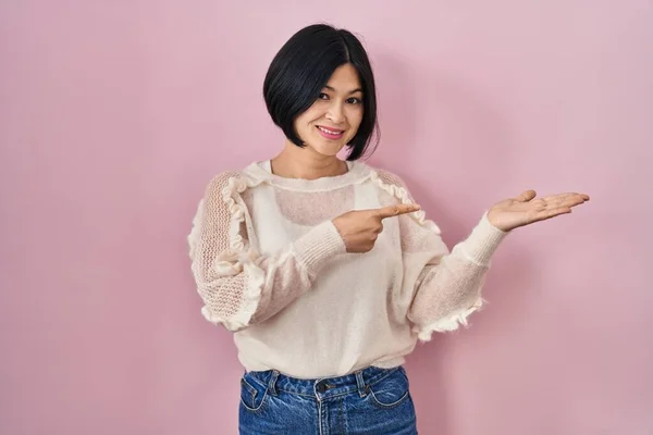 Junge Asiatische Frau Steht Über Rosa Hintergrund Erstaunt Und Lächelt — Stockfoto