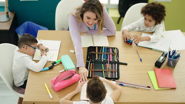 Mulher Grupo Crianças Desenhando Caderno Sentado Mesa Sala Aula — Fotografia de Stock