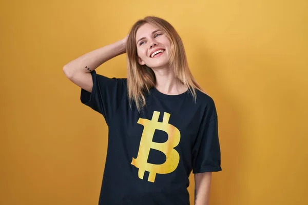 Mujer Rubia Caucásica Vistiendo Camiseta Bitcoin Sonriendo Seguro Tocar Cabello —  Fotos de Stock