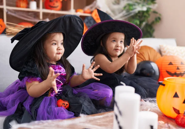 Adoráveis Meninas Gêmeas Ter Halloween Festa Palmas Mãos Casa — Fotografia de Stock