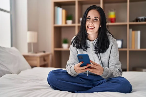 Young Caucasian Woman Using Smartphone Sitting Bed Bedroom — Stockfoto