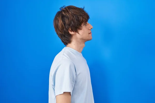 Hispánský Mladý Muž Stojící Nad Modrým Pozadím Dívající Stranu Relaxační — Stock fotografie