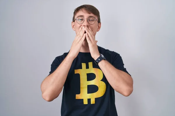 Bitcoin Tişört Giyen Beyaz Sarışın Adam Gülüyor Utanıyor Kıkırdıyor Ağzı — Stok fotoğraf