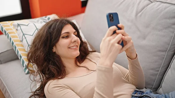 Mladý Krásný Hispánec Žena Pomocí Smartphone Ležící Pohovce Doma — Stock fotografie