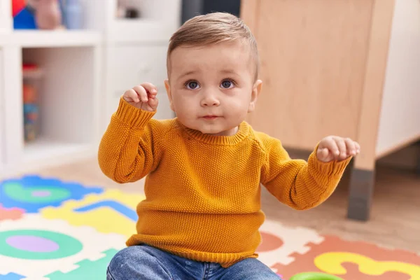 Liebenswertes Kaukasisches Baby Sitzt Kindergarten Auf Dem Fußboden — Stockfoto