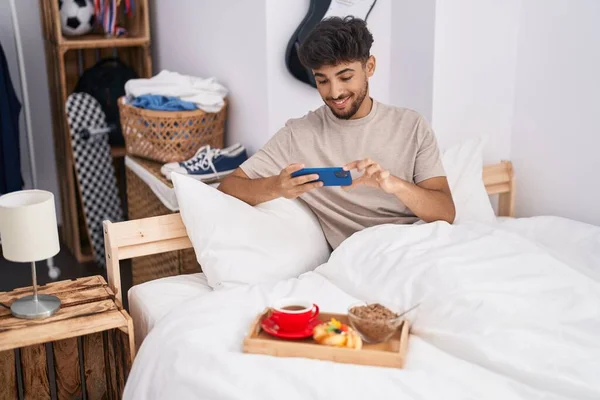 Junger Araber Macht Foto Zum Frühstück Mit Dem Smartphone Schlafzimmer — Stockfoto