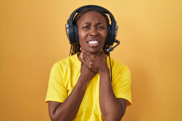 Femme Afro Américaine Écoutant Musique Aide Écouteurs Criant Étouffant Parce — Photo