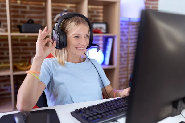 Joven Mujer Caucásica Jugando Videojuegos Con Auriculares Sonriendo Positiva Haciendo — Foto de Stock