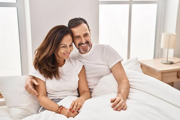 Mann Und Frau Mittleren Alters Umarmen Sich Schlafzimmer Auf Dem — Stockfoto
