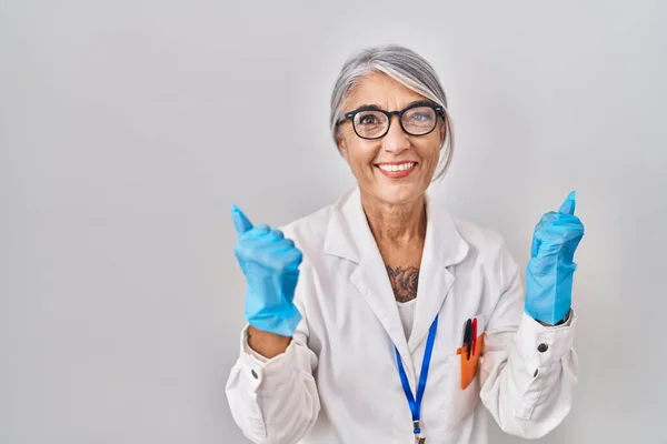 Žena Středního Věku Šedými Vlasy Sobě Vědec Roucho Velmi Šťastný — Stock fotografie