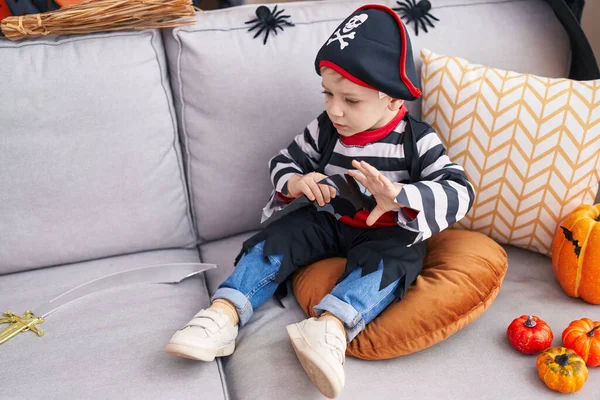 Rozkošný Kavkazský Chlapec Pirátském Kostýmu Halloween Party Doma — Stock fotografie
