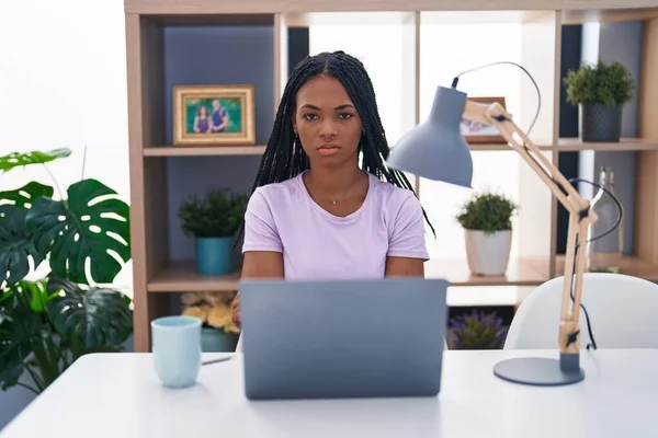 Αφροαμερικανή Γυναίκα Κοτσίδες Που Χρησιμοποιεί Φορητό Υπολογιστή Στο Σπίτι Σκεπτική — Φωτογραφία Αρχείου