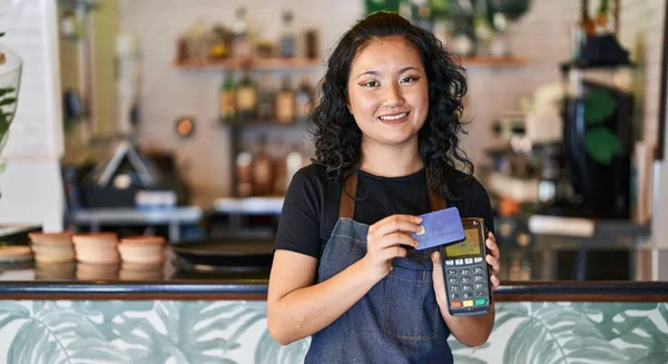 若い中国人女性のウエイトレスはレストランでクレジットカードやデータ電話を使用して自信を笑顔 — ストック写真