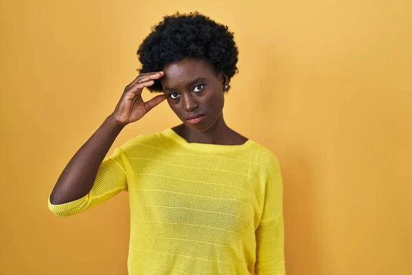 Afrikansk Ung Kvinna Står Över Gul Studio Orolig Och Stressad — Stockfoto