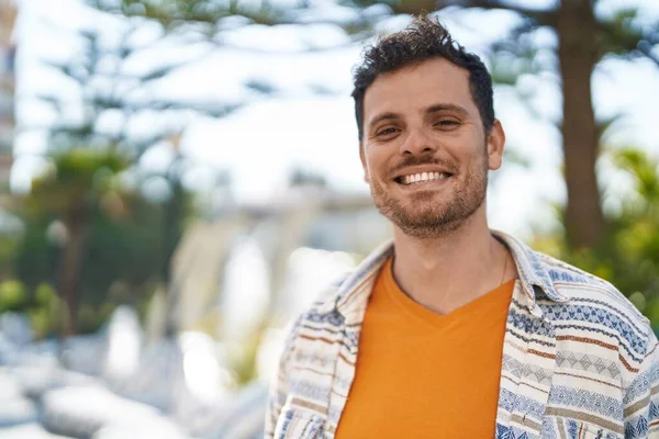 Junger Hispanischer Mann Lächelt Selbstbewusst Park — Stockfoto