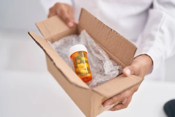 Joven Farmacéutica Hispana Sosteniendo Paquete Con Botella Cápsula Farmacia — Foto de Stock