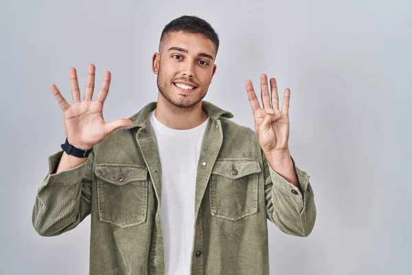 Mladý Hispánec Stojící Nad Izolovaným Pozadím Ukazující Ukazující Prsty Číslo — Stock fotografie