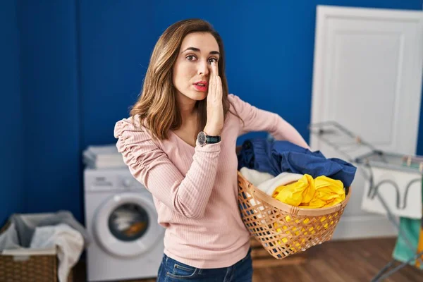Ung Kvinna Som Håller Tvättkorg Hand Mun Berättar Hemligt Rykte — Stockfoto