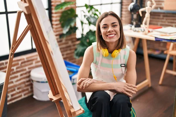 Mladá Krásná Hispánská Žena Umělec Usmívá Sebevědomě Sedí Rukama Zkřížené — Stock fotografie