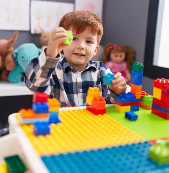 Liebenswertes Kleinkind Spielt Kindergarten Mit Bauklötzen Tisch — Stockfoto
