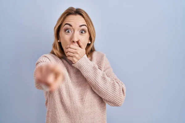 Hispanic Woman Standing Blue Background Laughing You Pointing Finger Camera — Stockfoto