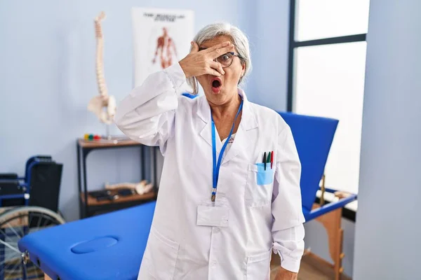 Medelålders Kvinna Med Grått Hår Arbetar Smärta Återhämtning Klinik Kika — Stockfoto