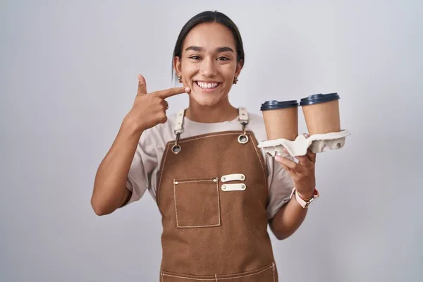 Mujer Hispana Joven Con Delantal Camarera Profesional Sosteniendo Café Sonriendo —  Fotos de Stock
