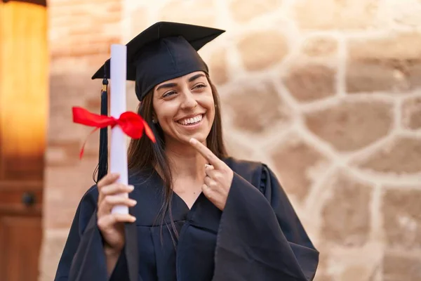 Mujer Hispana Joven Con Uniforme Graduado Señalando Con Dedo Diploma — Foto de Stock