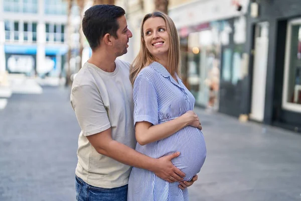 Man Woman Couple Hugging Each Other Expecting Baby Street — Stock Photo, Image