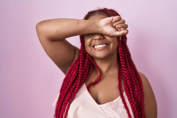 Африканская Американка Плетеными Волосами Стоящими Розовом Фоне Закрывая Глаза Улыбкой — стоковое фото