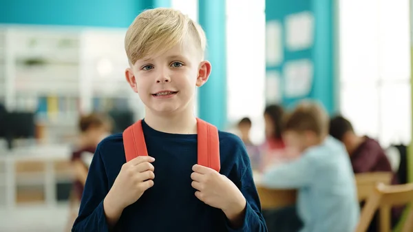 Bedårande Kaukasiska Pojke Student Ler Säker Stående Klassrummet — Stockfoto