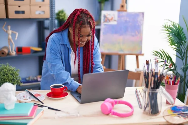 Afrykańska Amerykańska Artystka Używająca Laptopa Studiu Artystycznym — Zdjęcie stockowe
