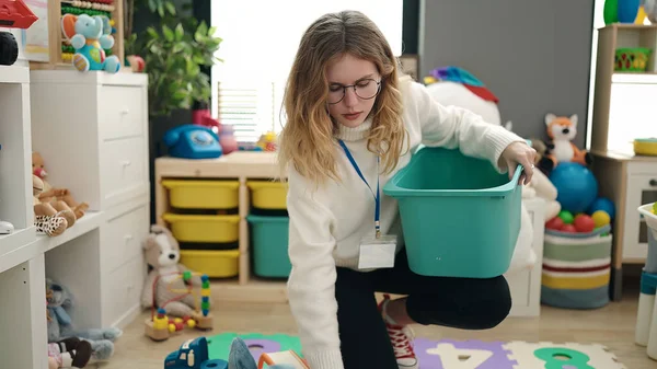 Молода Блондинка Вчителька Дошкільного Віку Збирає Іграшки Дитячому Саду — стокове фото