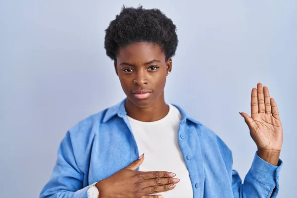 African American Woman Standing Blue Background Swearing Hand Chest Open — Stock Photo, Image