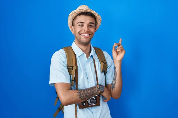 Jeune Homme Brésilien Tenant Caméra Vintage Avec Grand Sourire Sur — Photo