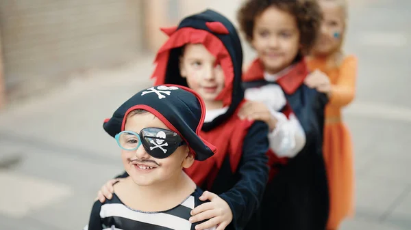 Grupa Dzieci Kostiumie Halloween Spacerujących Razem Ulicy — Zdjęcie stockowe