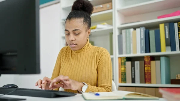 Młoda Afrykanka Amerykańska Studentka Korzystająca Komputera Studiującego Bibliotece — Zdjęcie stockowe