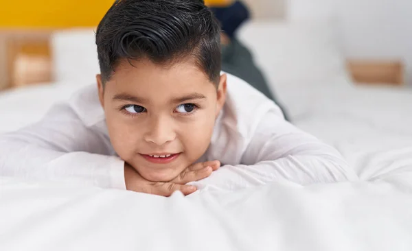 Bedårande Hispanic Pojke Ler Säker Liggande Sängen Sovrummet — Stockfoto