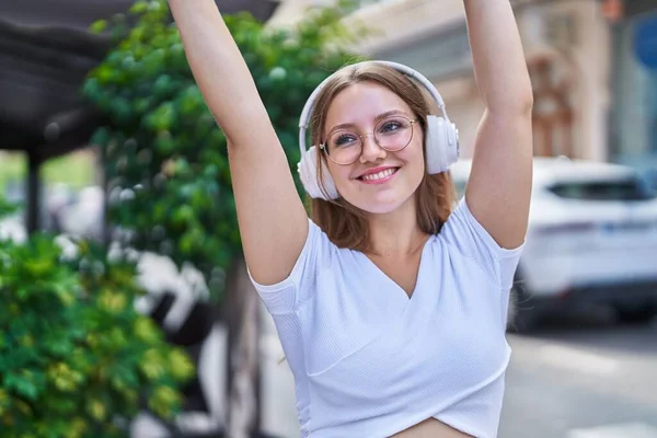 Genç Sarışın Kadın Kendine Güveniyor Müzik Dinliyor Sokakta Dans Ediyor — Stok fotoğraf