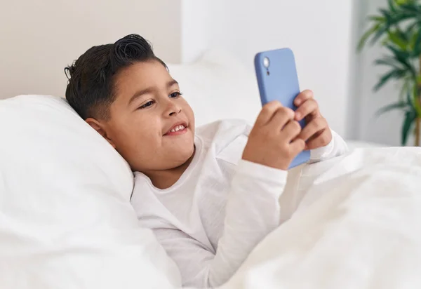 Adorable Niño Hispano Usando Smartphone Acostado Cama Dormitorio —  Fotos de Stock
