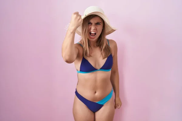 Pembe Arka Plan Üzerine Bikini Giyen Genç Spanyol Kadın Öfkeyle — Stok fotoğraf