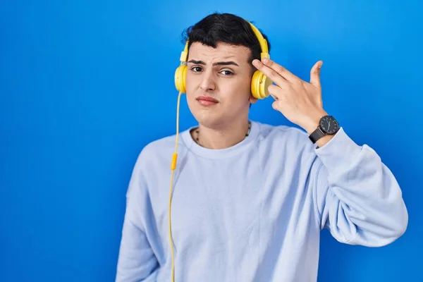 Persona Non Binaria Che Ascolta Musica Usando Cuffie Spararsi Uccidersi — Foto Stock