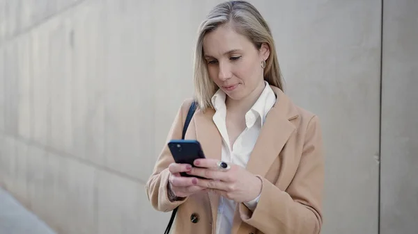 Ung Blond Kvinna Med Smartphone Stående Gatan — Stockfoto