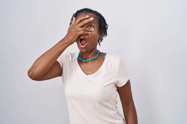 Mujer Africana Con Rastas Pie Sobre Fondo Blanco Asomándose Shock — Foto de Stock