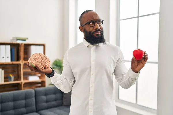 Afroamerikansk Man Som Jobbar Terapikontoret Och Håller Hjärna Och Hjärta — Stockfoto