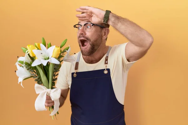 Чоловік Середнього Віку Квітковим Магазином Бородою Тримає Квіти Дуже Щасливими — стокове фото