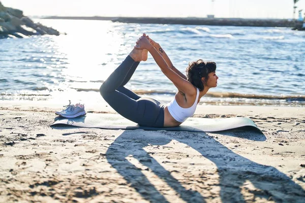 Mujer Joven Entrenando Ejercicio Yoga Tumbado Arena Orilla Del Mar — Foto de Stock